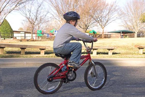 Pojke cykla — Stockfoto