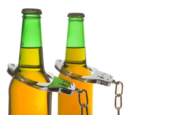 Pivo, klíče a pouta - opilý jízdní koncept — Stock fotografie