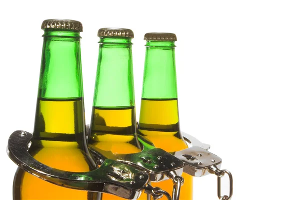 Bier, Schlüssel und Handschellen - Trunkenheitsfahrt — Stockfoto