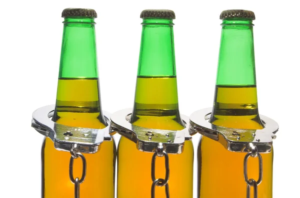 Cerveza, llaves y esposas - Concepto de conducción ebria —  Fotos de Stock