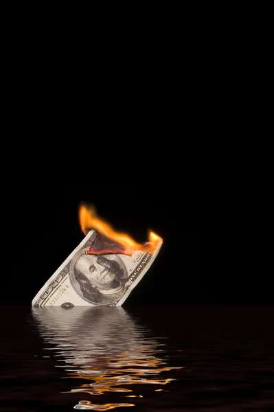 燃烧 & 沉没 100 美元的钞票 — 图库照片