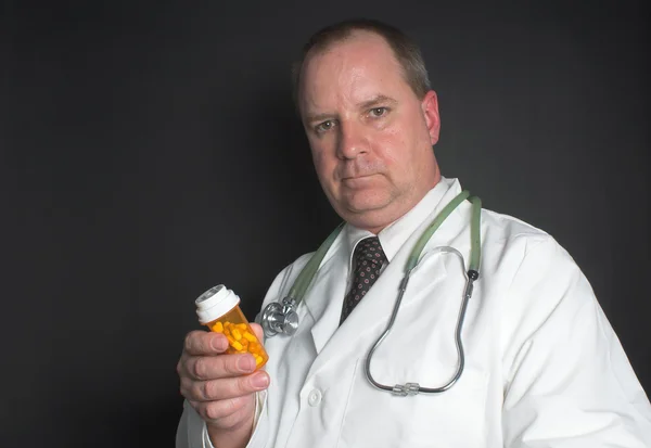 Лікар з таблетки — стокове фото