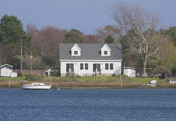 海边的房子和帆船 — 图库照片