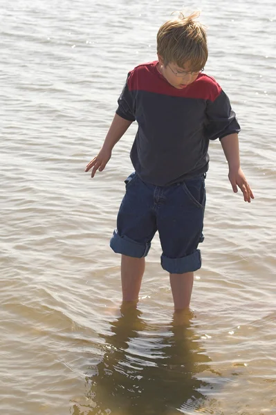 Menino brincando no oceano — Fotografia de Stock