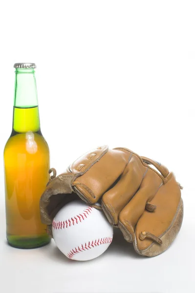 Honkbal, mitt en bier — Stockfoto
