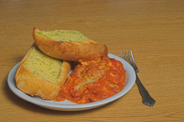Lasagna and Garlic Bread — Stock Photo, Image