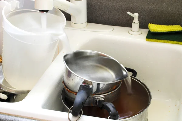 Cascade d'eau de vaisselle — Photo