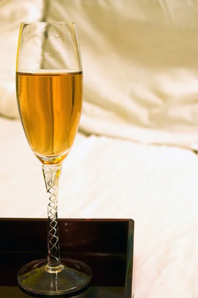 ベッドの中でワインします。 — ストック写真
