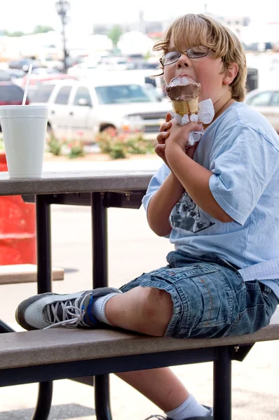 Menino comendo sorvete — Fotografia de Stock