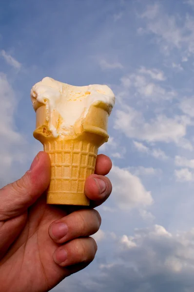 Конус ванильного мороженого — стоковое фото