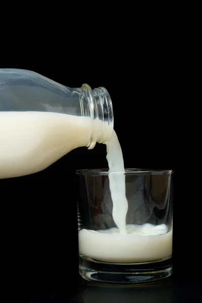 Wlewając mleko — Zdjęcie stockowe