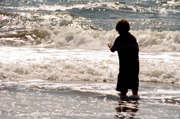 Niño jugando en el océano —  Fotos de Stock