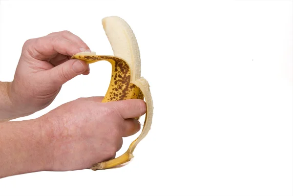 Чистка банана — стоковое фото