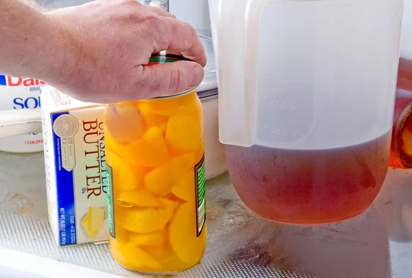 Perziken in een koelkast — Stockfoto