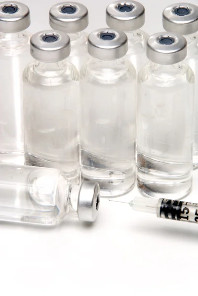 Léková lahvička a injekční stříkačka — Stock fotografie