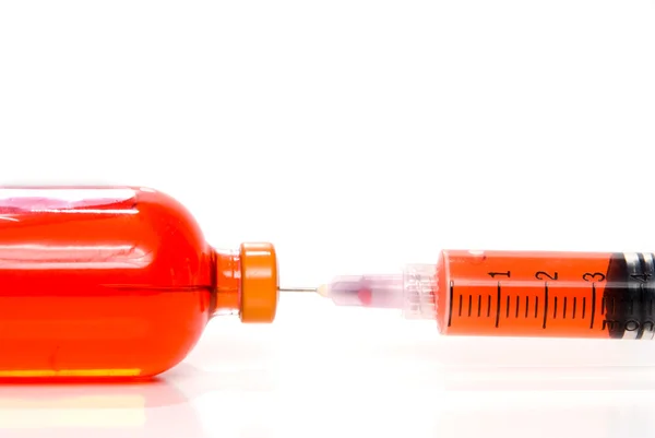 Léková lahvička a injekční stříkačka — Stock fotografie