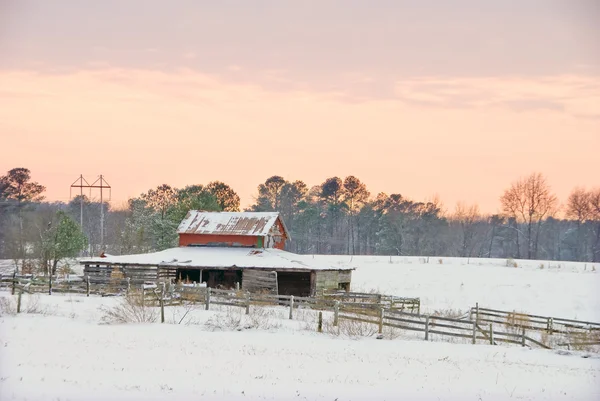 Stary koń stodoła w śniegu — Zdjęcie stockowe