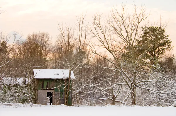 在雪中的烟草谷仓 — 图库照片