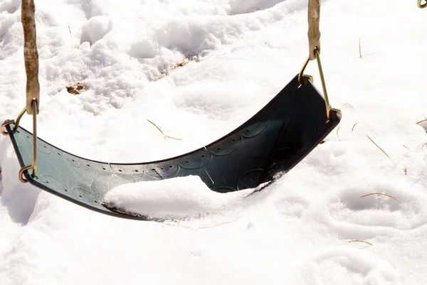 Swing täckt i snö — Stockfoto