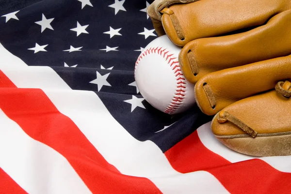 Бейсбол и перчатки — стоковое фото