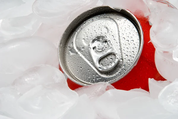 Bebida lata en hielo — Foto de Stock