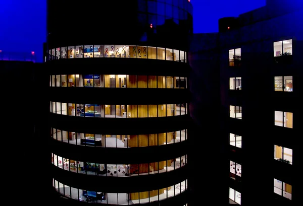 Immeuble de bureaux la nuit — Photo
