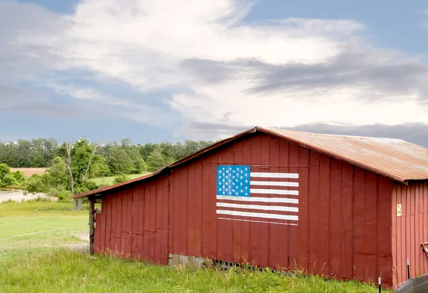 Bir ahır Amerikan bayrağı — Stok fotoğraf