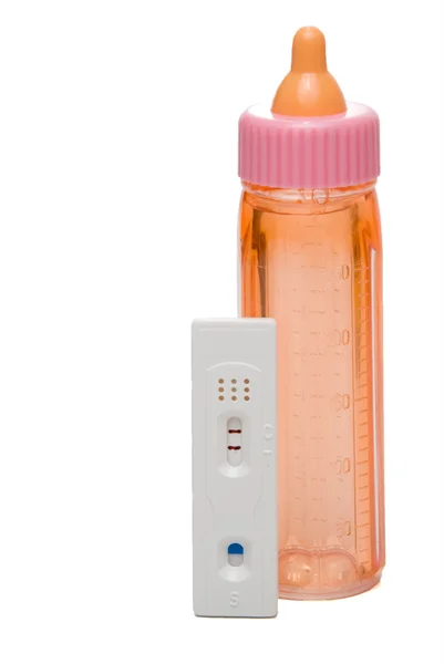 Тест на беременность и детская бутылочка — стоковое фото