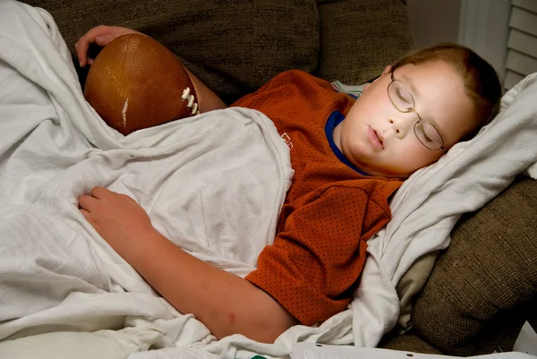 Dormir com um Futebol — Fotografia de Stock