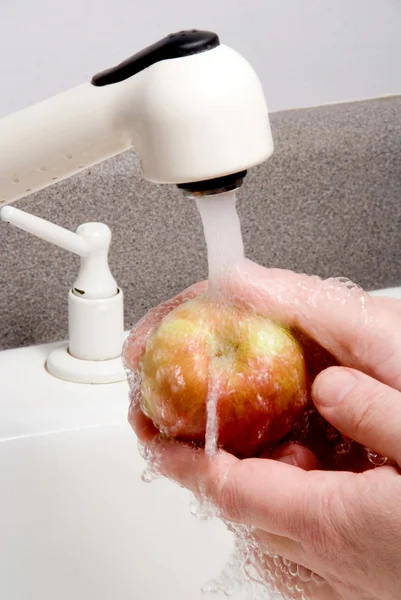 Tvätta ett äpple — Stockfoto