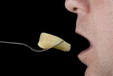 hombre comiendo un melocotón