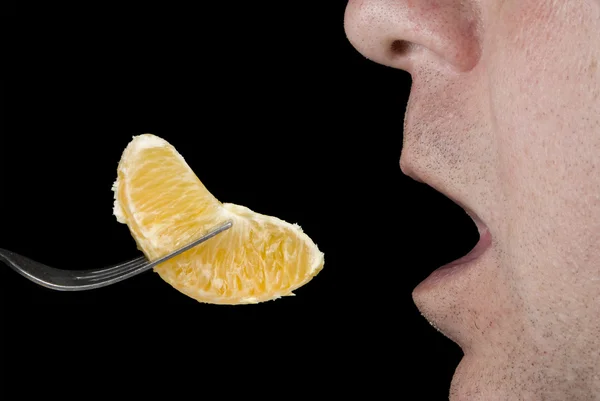 Manger une orange — Photo
