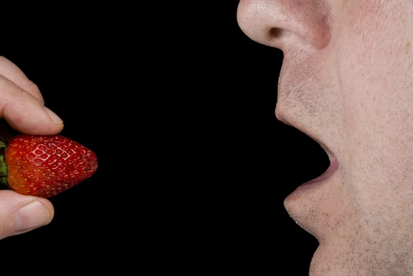 Erdbeeren essen — Stockfoto