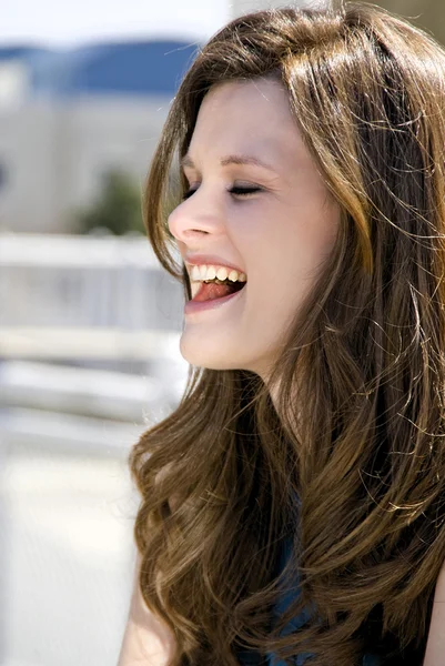 सुंदर महिला हसत — स्टॉक फोटो, इमेज
