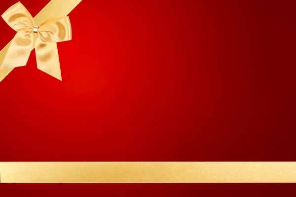 Ouro Valentine arco no cartão vermelho — Fotografia de Stock