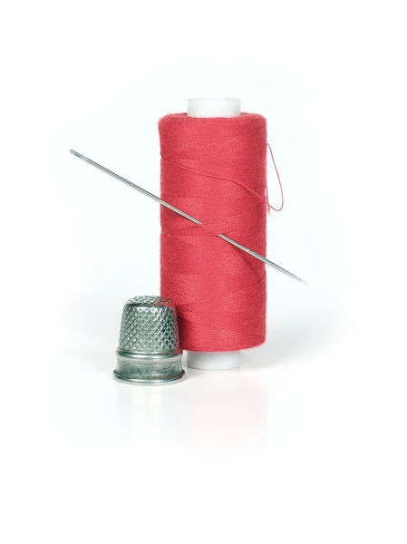 Thread, thimble and needle — Stock Photo, Image