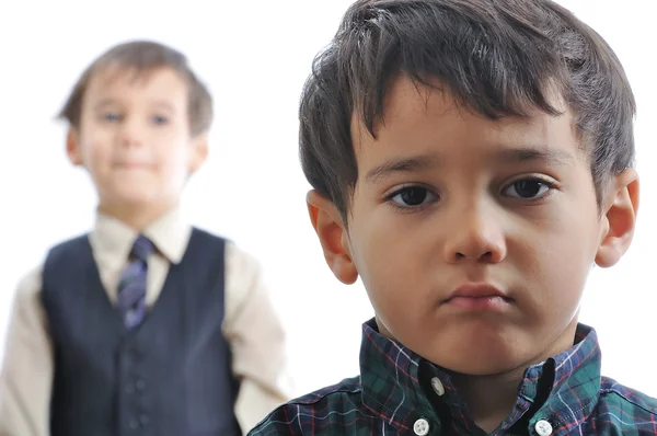 Två barn med uttryck på ansikten — Stockfoto
