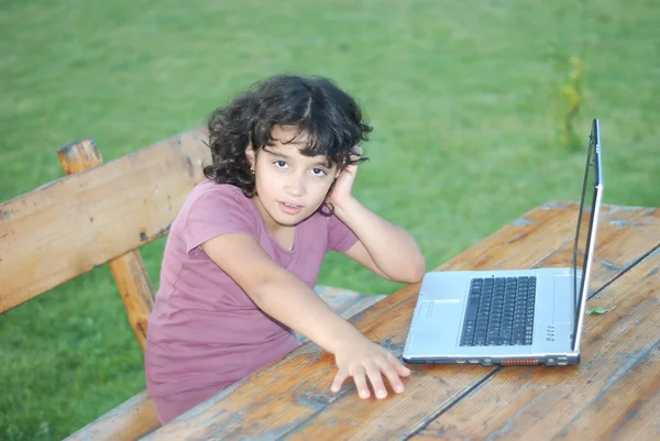 Roztomilá holčička v trávě vtip — Stock fotografie