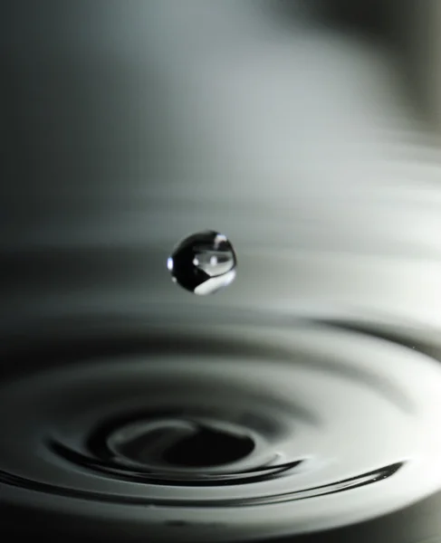 Queda de água no líquido ondulado close-up — Fotografia de Stock