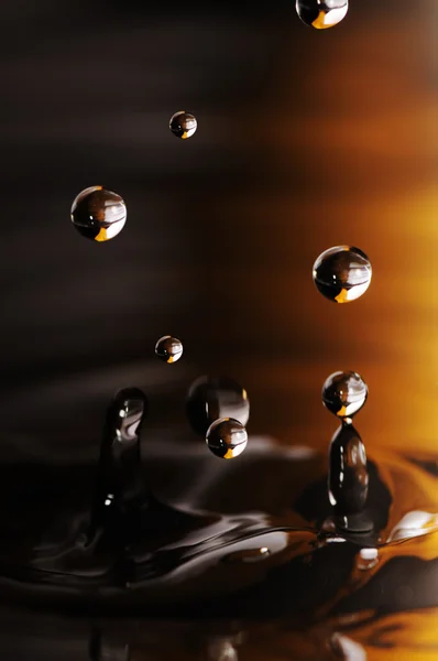 Капля воды в расплавленной жидкости крупным планом — стоковое фото