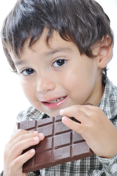 Miúdo bonito comer chocolate — Fotografia de Stock