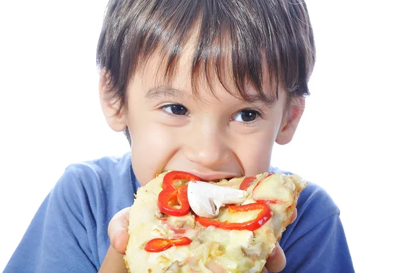Netter kleiner Junge isst Pizza, isoliert — Stockfoto
