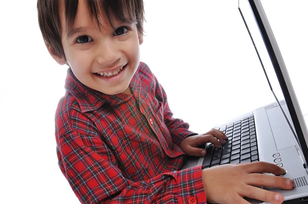 Söta unge sitter med laptop — Stockfoto