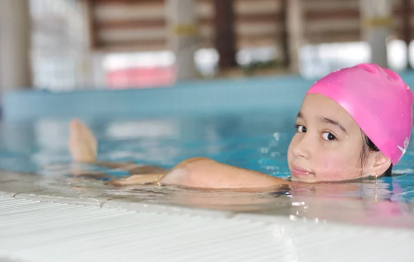 Дети на бассейне — стоковое фото
