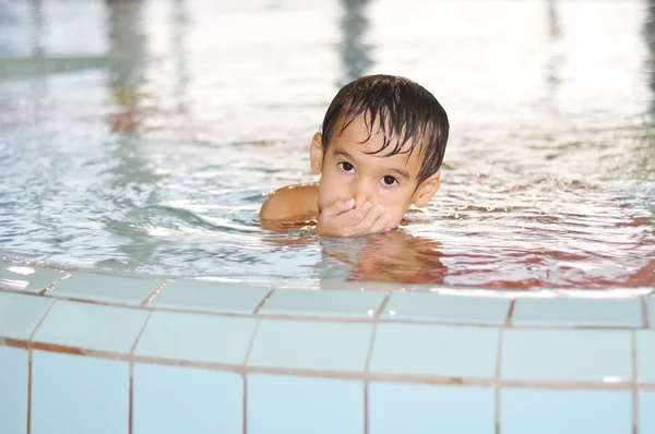 Niños en la piscina —  Fotos de Stock