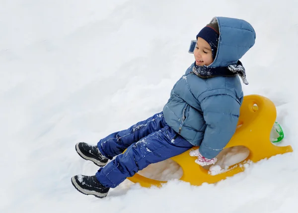 雪、子供および hap の素晴らしい活動 — ストック写真