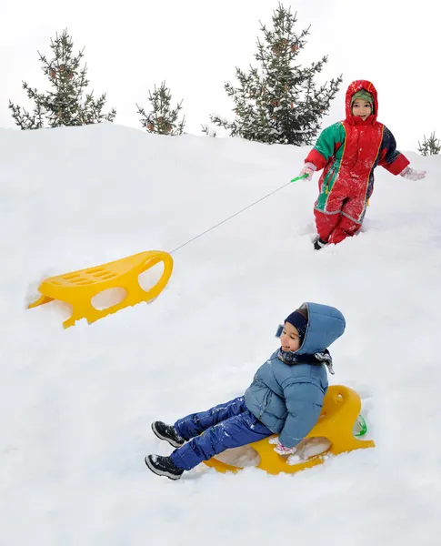 Stor aktivitet på snö, barn och hap — Stockfoto