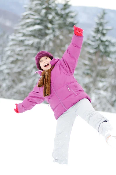 Молода красива дівчина на відкритому повітрі взимку — стокове фото