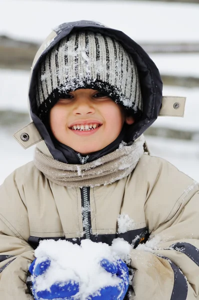 Молодой красивый мальчик под открытым небом зимой — стоковое фото