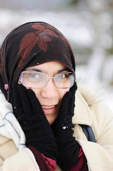 Young beautiful muslim woman outdoor i — Stock Photo, Image